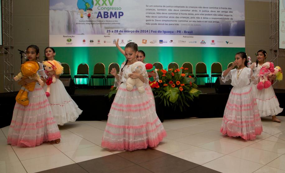 Alunas do Colégio San Blas, do Paraguai, apresentaram-se na abertura do XXV Congresso da ABMP.