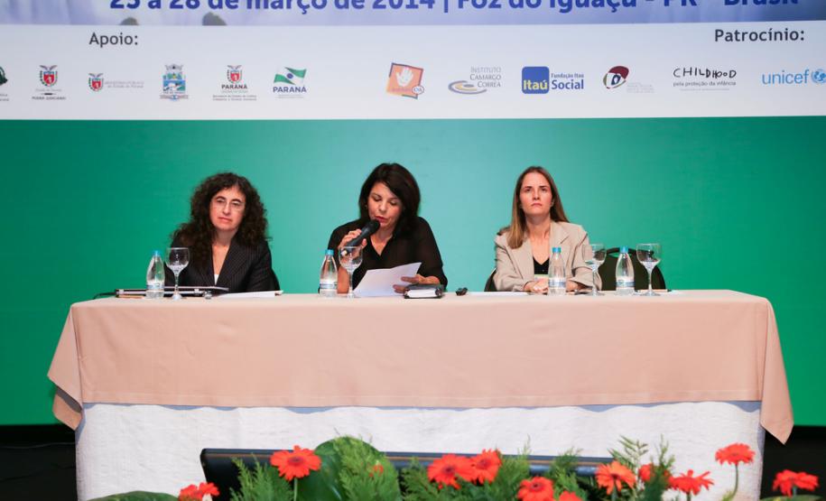 A defensora pública-geral do Paraná, Josiane Lupion, participou como presidente de mesa da conferência "Histórico do impacto da Convenção sobre os Direitos da Criança na organização da Justiça e tendências internacionais: apresentação comparativa sobre a prática atual”.