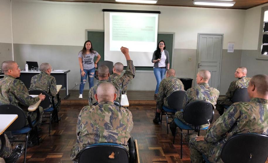 A imagem foi tirada novamente no fundo da sala. Vemos os soldados sentados nas carteiras e a equipe da DPPR na frente. Nessa imagem vemos que um dos alunos está com a mão levantada.
