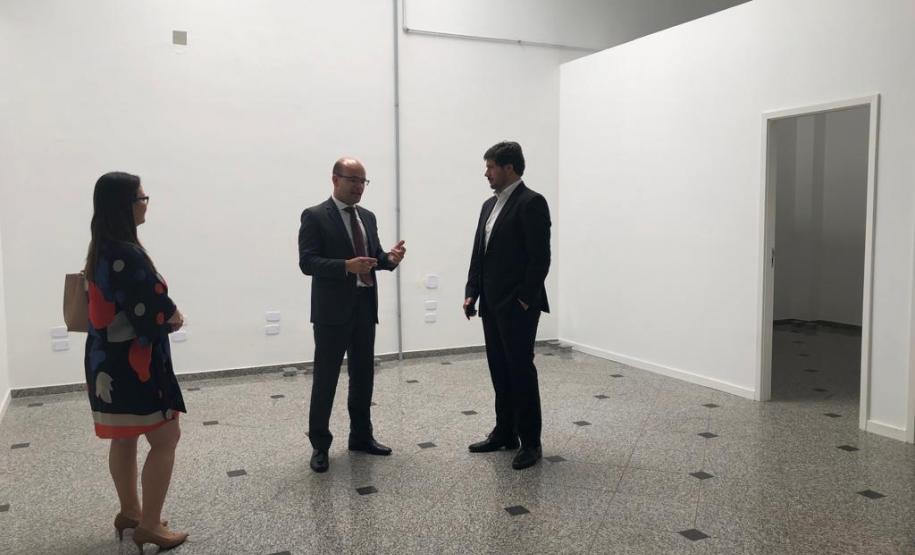 Na imagem vemos o DPG conversando com outros dois defensores em uma das sedes do interior.