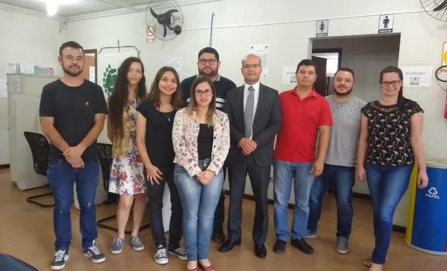 Na imagem vemos o DPG posando para foto com os funcionários de uma das sede do interior.