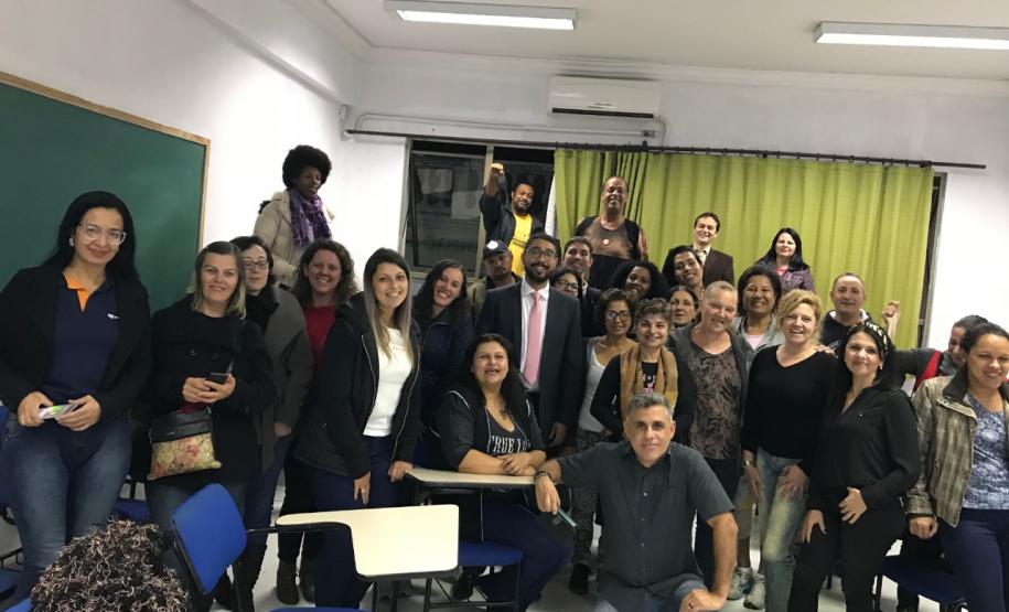 Alunos e alunas da FIC junto com o dr. Wisley Rodrigo dos Santos.
