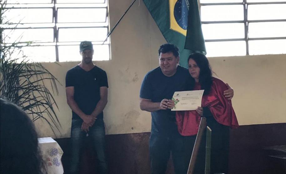 Formanda da 1ª turma de Operadores Em Direitos Étnicos E Coletivos Faxinalenses recebendo o diploma.
