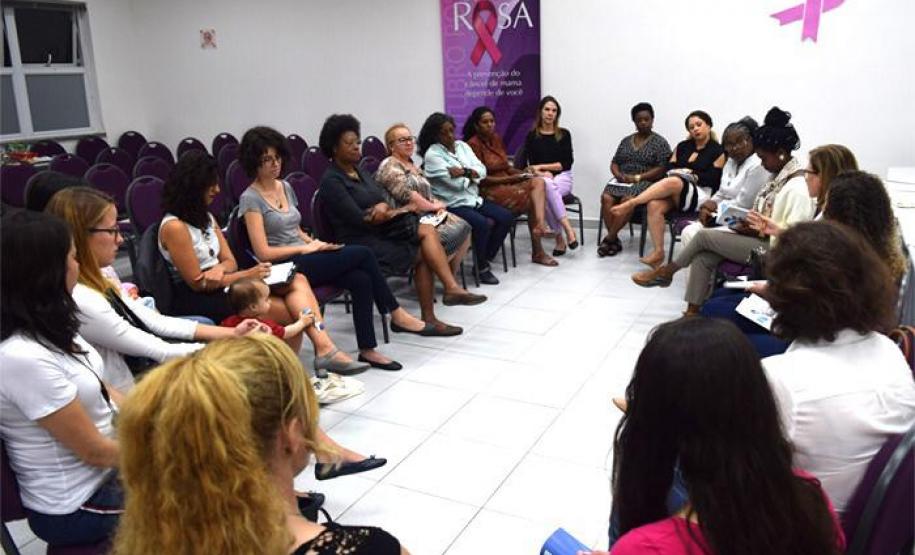 Legenda Acessível: Observa as mulheres que participaram da "Roda de Conversa", essas sentadas em circulo, aparentemente debatendo sobre o assunto.
Foto: Assessoria de Imprensa da Adepar