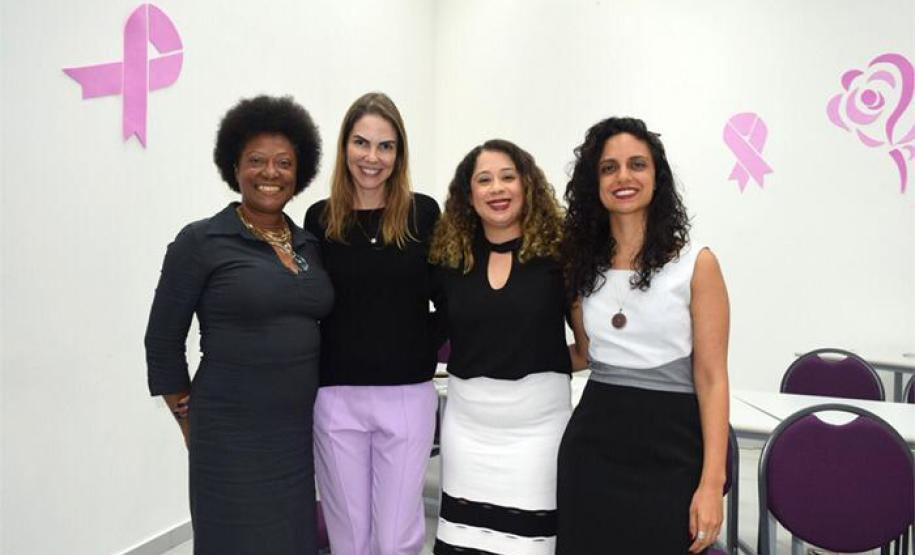 Participante da roda de conversas junto com a Dra. Camile Vieira da Costa, Dra. Luciana Tramujas Azevedo Bueno e dra. Patrícia Rodrigues Mendes.
Foto: Assessoria de Imprensa da Adepar