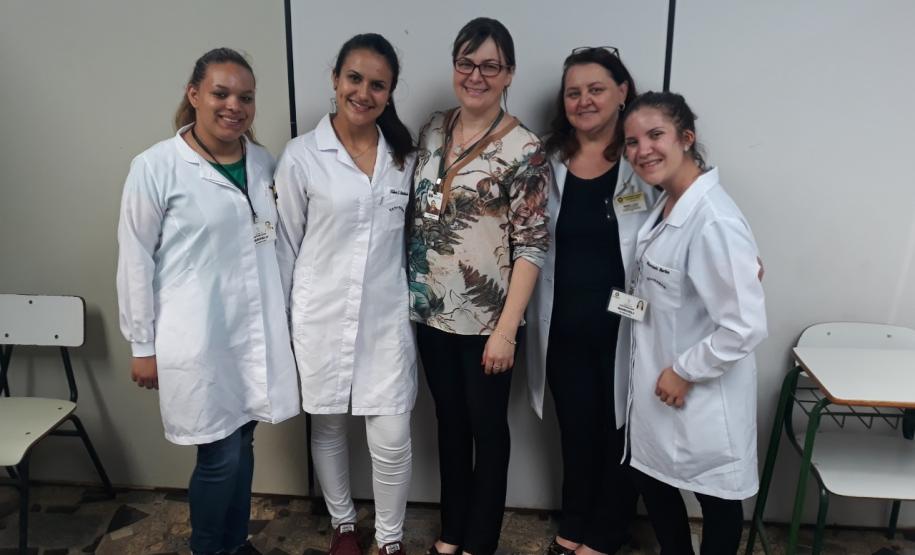 Equipe da saúde junto com a assistente social da Defensoria Pública, Adriele Inácio.