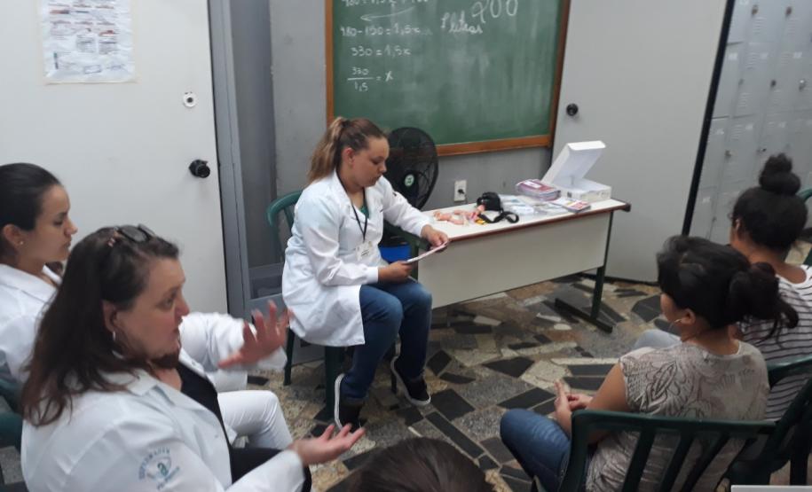Profissionais da saúde dialogam com as encarceradas.