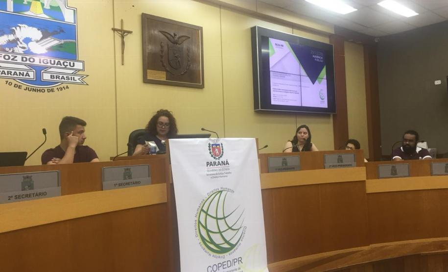 Mesa da audiência pública em Foz do Iguaçu, que contou com a participação da psicóloga Naíra Frutos González.