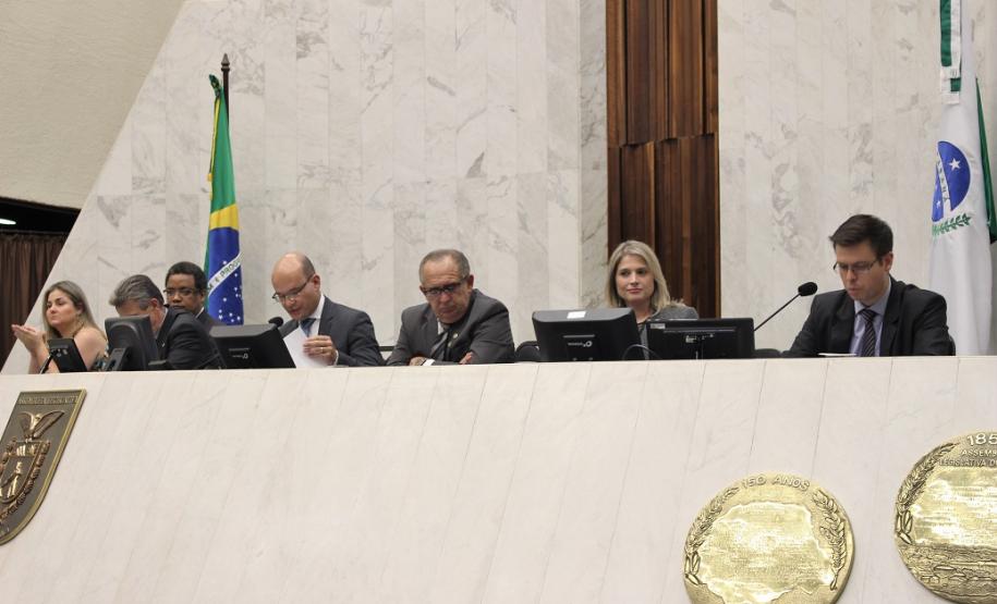 Novos defensores públicos estaduais tomam posse no Paraná