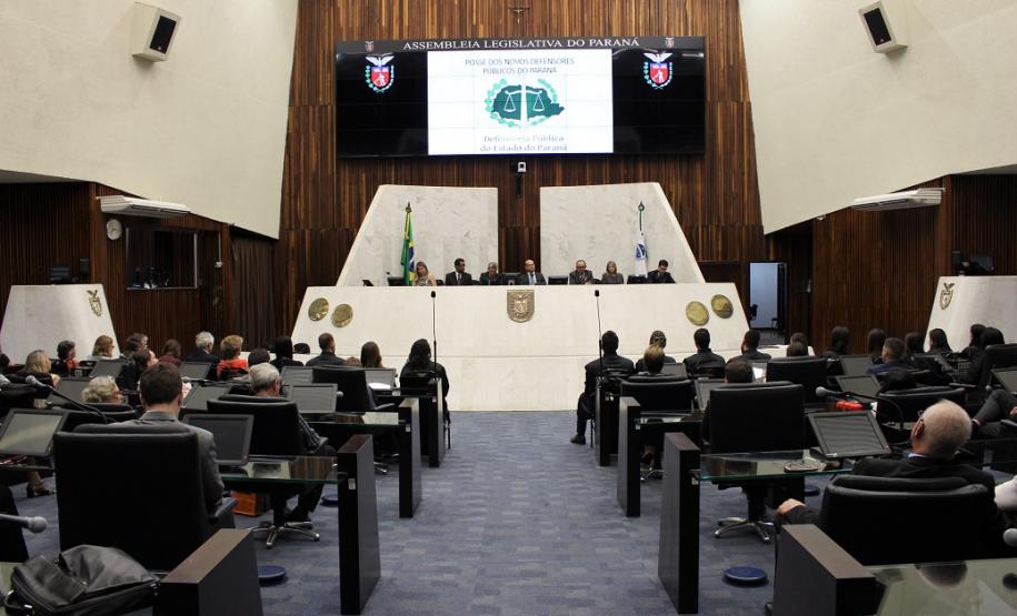 Novos defensores públicos estaduais tomam posse no Paraná