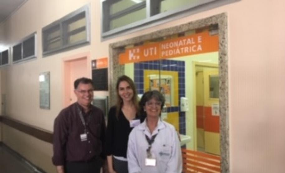 Na imagem vemos a Dra. Eliana Lopes,  Coordenadora do NUDEM, com outras duas pessoas.