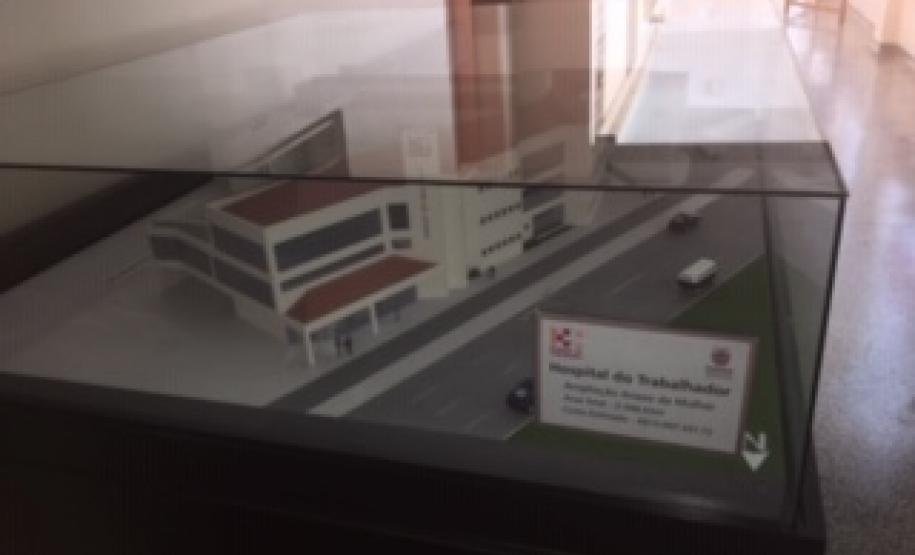 Na imagem vemos uma maquete do hospital do trabalho sendo exposta dentro de um envoltório de vidro.