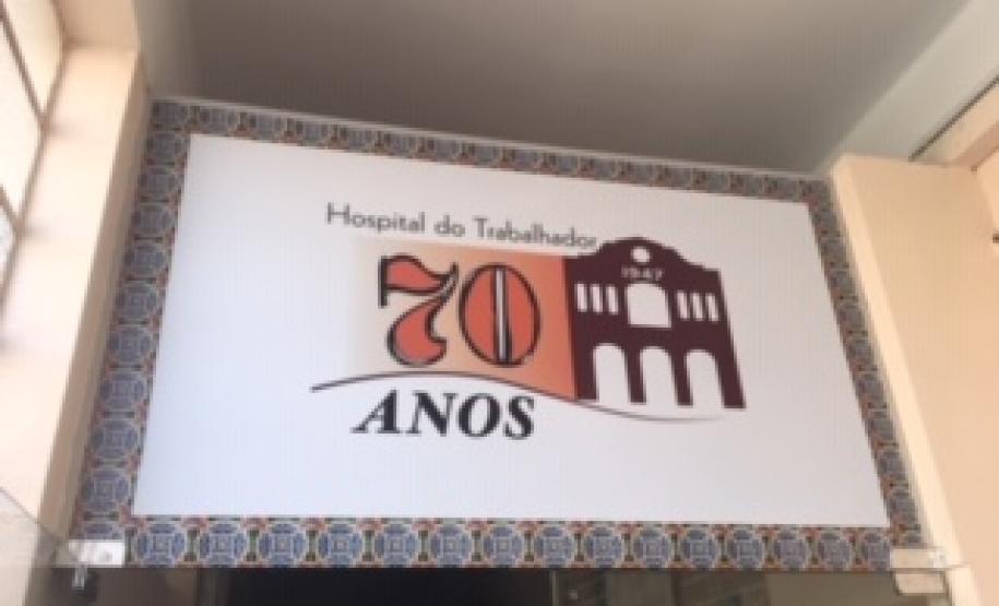 Placa de 70 anos do Hospital do Trabalhador.