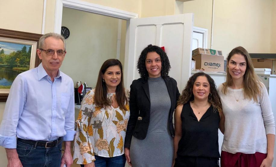 Nudem realizou atividades em novembro e dezembro nos Dias de Ativismo pelo fim da Violência contra as mulheres Na imagem vemos as doutoras Eliana Lopes e Patrícia Mendes com mais três pessoas.