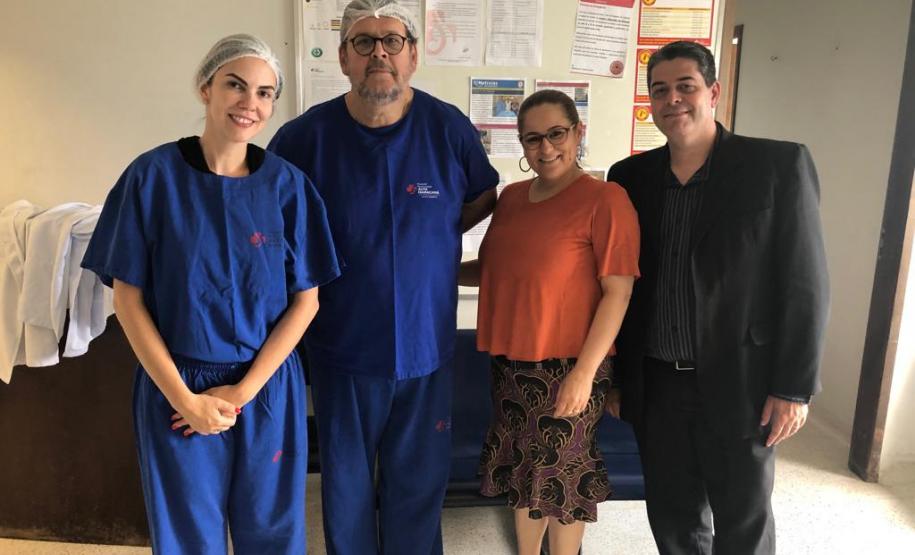 Nudem realizou atividades em novembro e dezembro nos Dias de Ativismo pelo fim da Violência contra as mulheres Na imagem vemos a Dra. Eliana Lopes vestindo roupas azuis de cirurgião acompanhada de mais três pessoas.