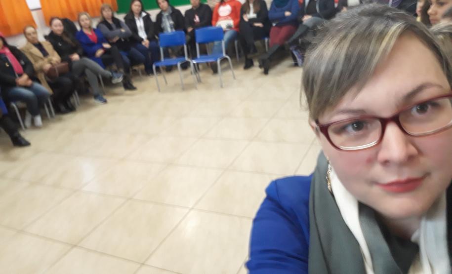 A foto consiste de um selfie tirada durante a reunião com professores.