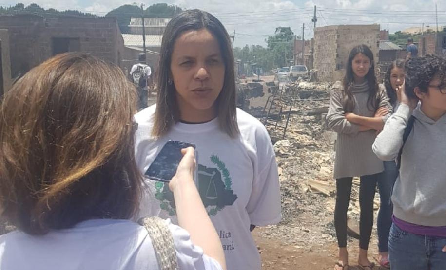 Na imagem vemos a Dra. Olenka Lins no local do incidente dando uma entrevista e vestindo uma camiseta da DPPR.