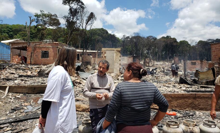 Dra. Olenka Lins conversa com dois moradores no local do incidente.