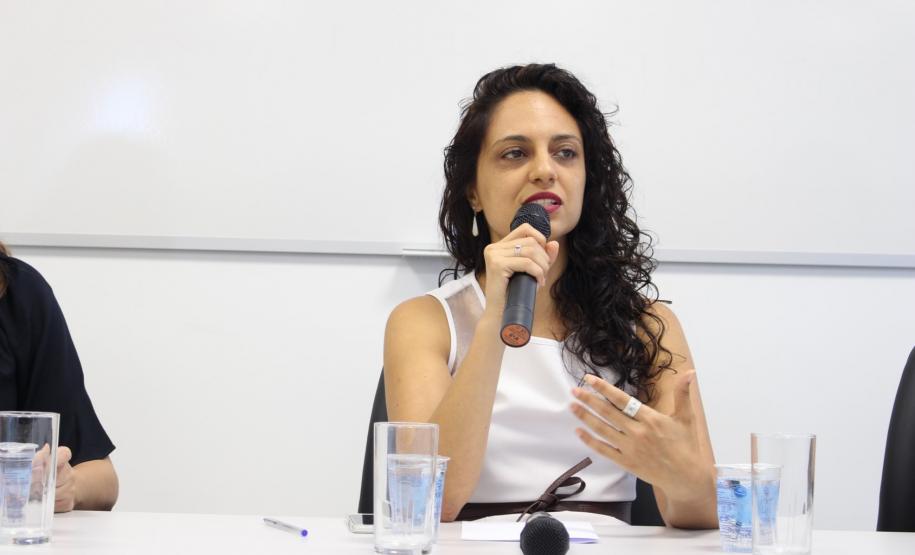 A imagem consiste da defensora pública Dra. Camile Vieira da Costa durante sua fala na mesa de abertura do evento.