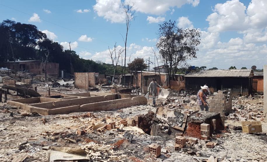 Destroços causados pelo incêndio.