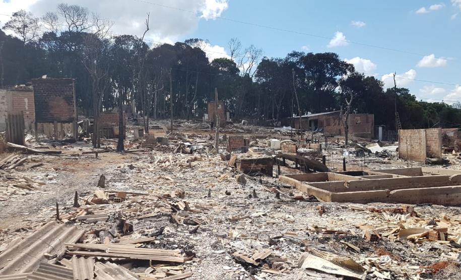 Destroços causados pelo incêndio.