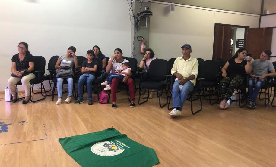 Roda do encontro com os faxinalenses, com a bandeira da comunidade estendida no meio da roda.