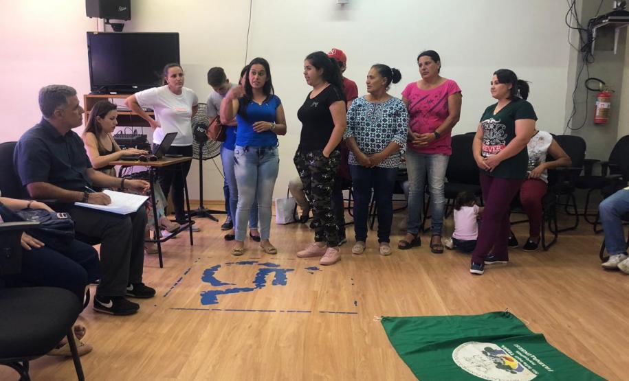 Mulheres faxinalenses de pé conversando com todos presentes.
