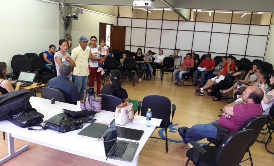 Roda do encontro enquanto representantes faxinalenses falam no meio.