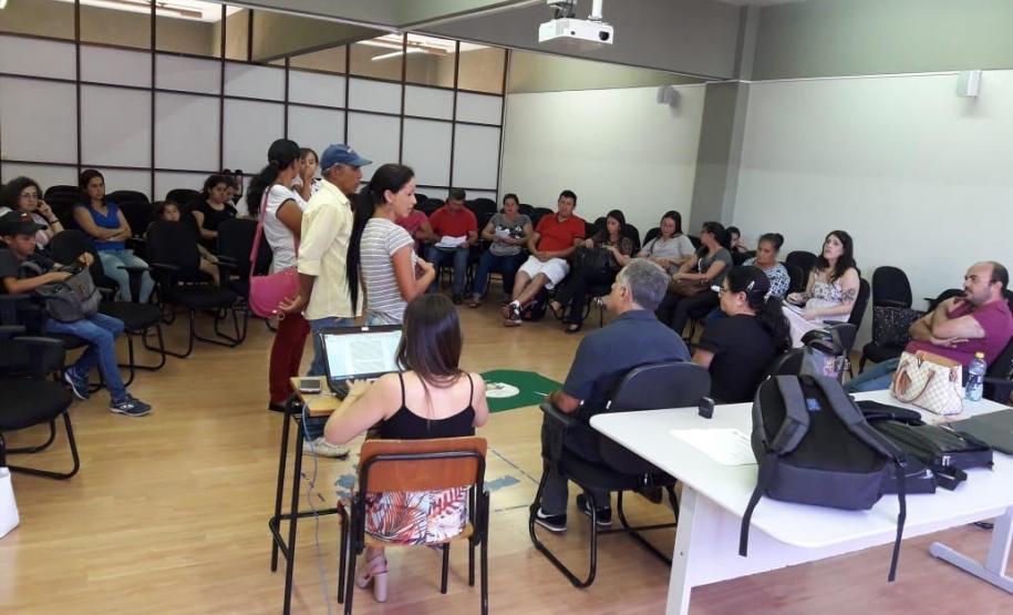 Roda do encontro enquanto representantes faxinalenses falam no meio.