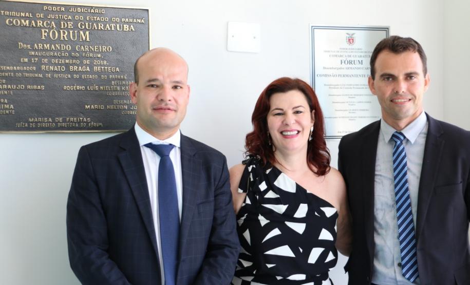 Ao lado esquerdo está o DPG, dr. Eduardo Abraão. No meio encontra-se a diretora do Fórum, Marisa de Freitas. No lado direito, o defensor público em Guaratuba, dr. Evandro Satiro.
