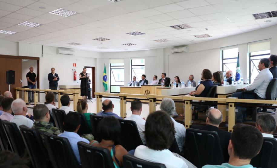 Participantes de costas assistindo a cerimônia.