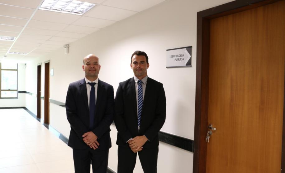 Dr. Eduardo Abraão, ao lado do defensor público dr. Evandro Satiro, em frente a sala da DPPR no novo Fórum.