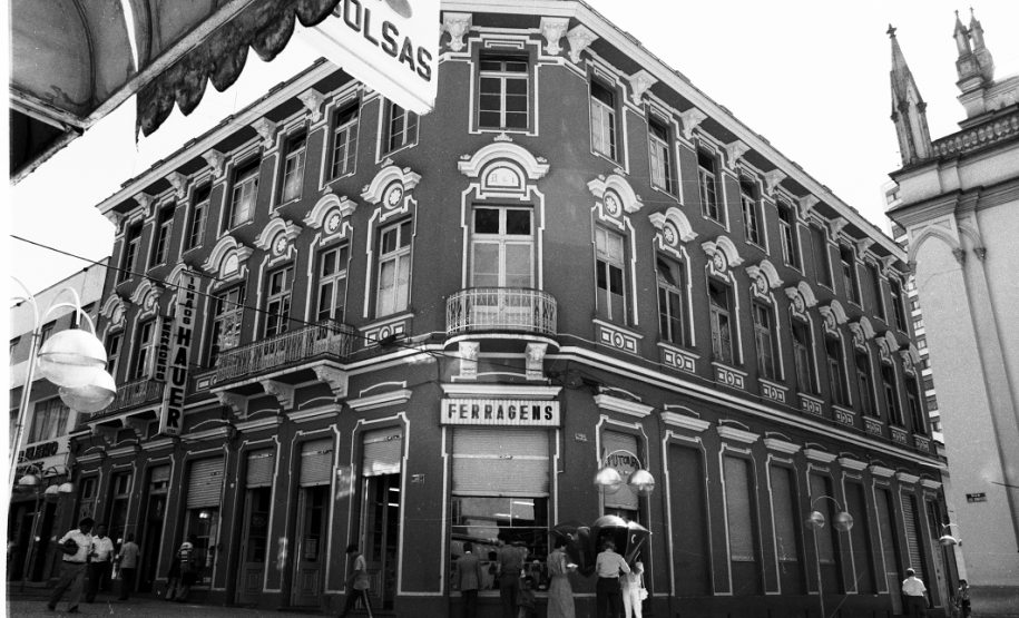 Prédio histórico de Curitiba sedia novo espaço de atendimento da Defensoria Pública do Paraná Fachada do Edifício Hauer antigamente. Acervo da Casa da Memória / Diretoria do Patrimônio Cultural / Fundação Cultural de Curitiba