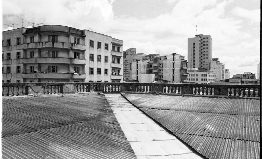 Prédio histórico de Curitiba sedia novo espaço de atendimento da Defensoria Pública do Paraná Terraço do edifício Hauer antigamente. Acervo da Casa da Memória / Diretoria do Patrimônio Cultural / Fundação Cultural de Curitiba