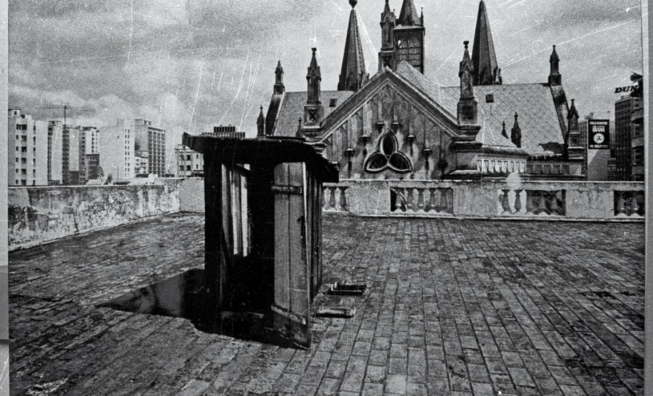 Prédio histórico de Curitiba sedia novo espaço de atendimento da Defensoria Pública do Paraná Terraço do edifício Hauer antigamente. Acervo da Casa da Memória / Diretoria do Patrimônio Cultural / Fundação Cultural de Curitiba
