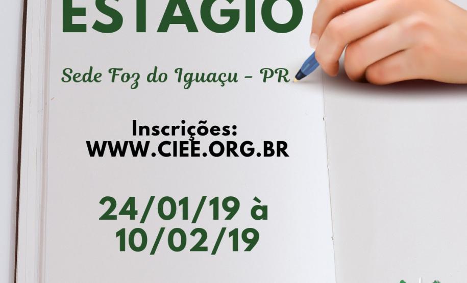 DPPR abre vagas de estágio para direito em Foz do Iguaçu Na imagem vemos uma mão segurando uma caneta muito próxima a uma folha de papel, como se estivesse prestes a escrever algo. No canto superior esquerdo lê: ESTÁGIO Sede Foz do Iguaçu - PR. Abaixo temos a seguinte descrição:"Inscrições: ww.ciee.org.br" , "24/01/2019 à 10/02/2019", "Requisitos: estudante de Direito a partir do quinto semestre". No canto inferior direito vemos a logo da DPPR.