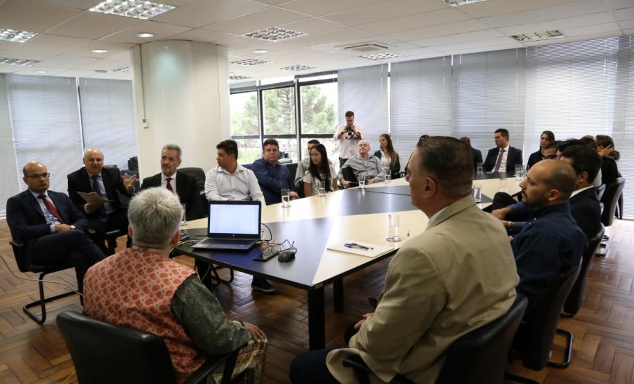 Mesa de reunião no MPPR.