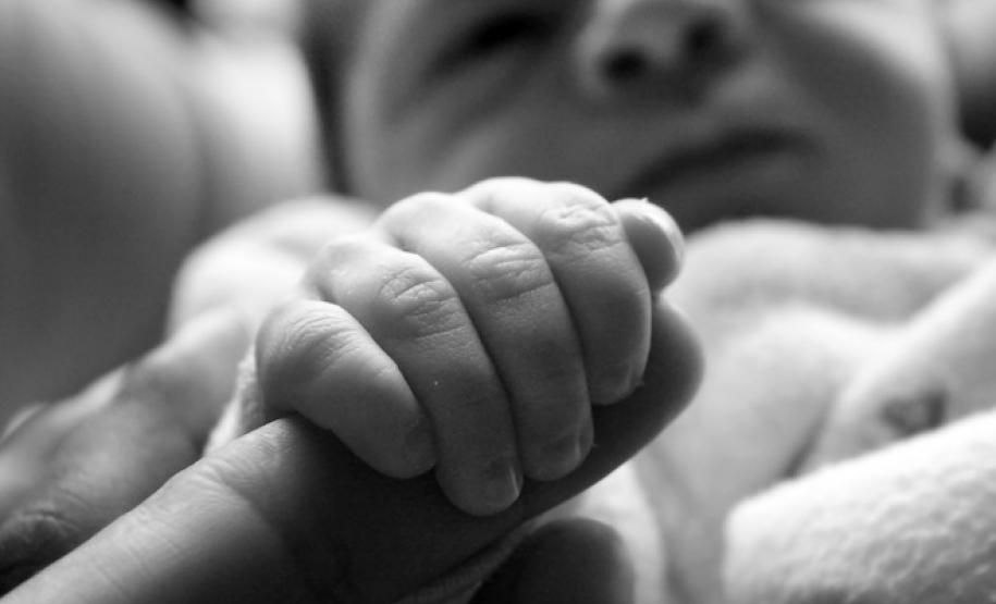 A criança já possui cinco meses de idade e o atraso no tratamento pode trazer sequelas irreparáveis para sua saúde.