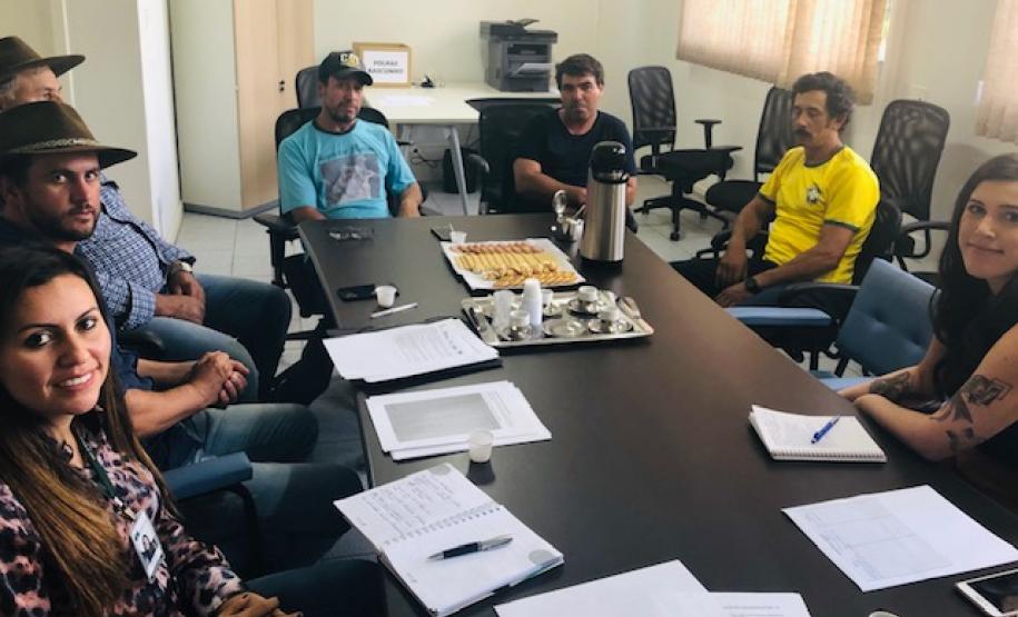 Sede Guarapuava da DPPR realiza encontro com representantes das comunidades faxinalenses Na imagem vemos a equipe da sede Guarapuava da DPPR sentadas em uma mesa, em reunião, com os representantes das comunidades faxinalenses.