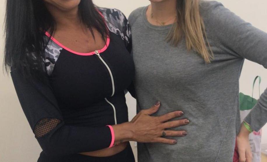 Atendimentos para orientação sobre os documentos necessários para a retificação de nome e gênero nos registros de nascimento de pessoas trans ainda acontecem na DPPR Na imagem vemos a Sra. Maria Luiza Dias, Mulher trans que conseguiu sua nova certidão, ao lado da Coordenadora do Nudem Dra. Eliana Lopes.