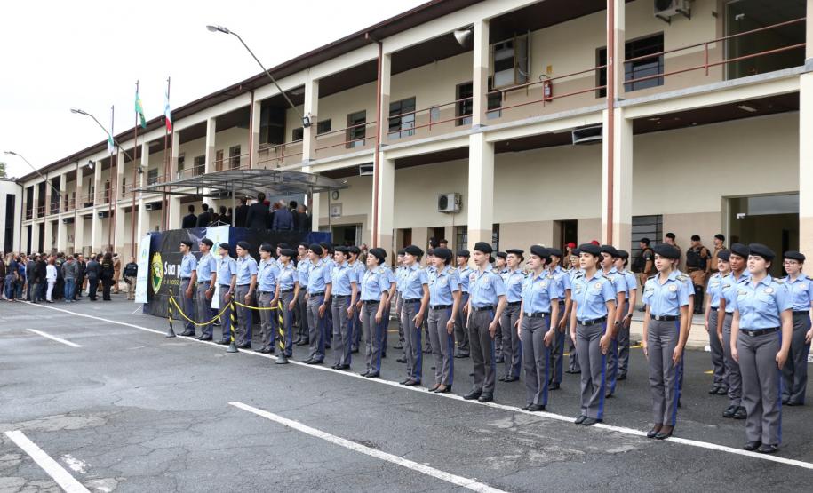 Fila de alunas e alunos da polícia miliar.