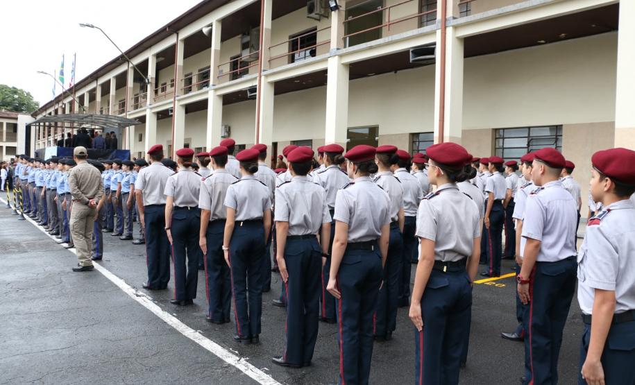 Fila de alunas e alunos.