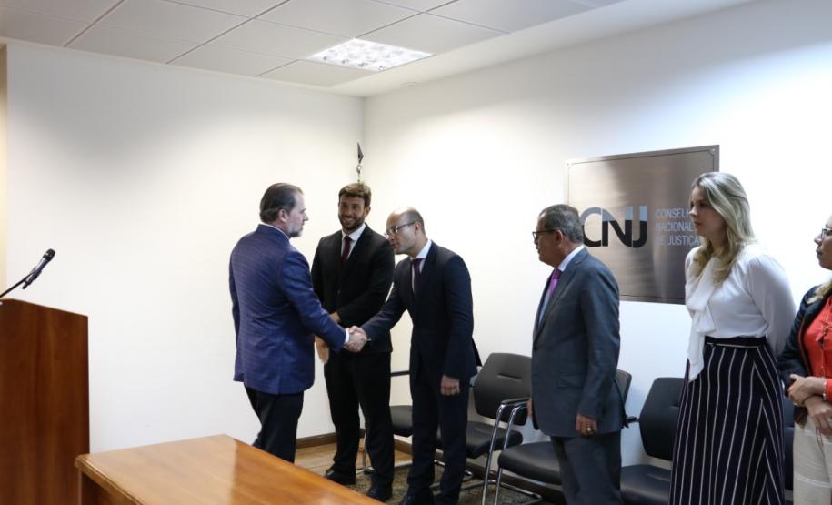 Cumprimento do ministro Dias Toffoli, do STF, com o defensor geral do Paraná, Eduardo Abraão.