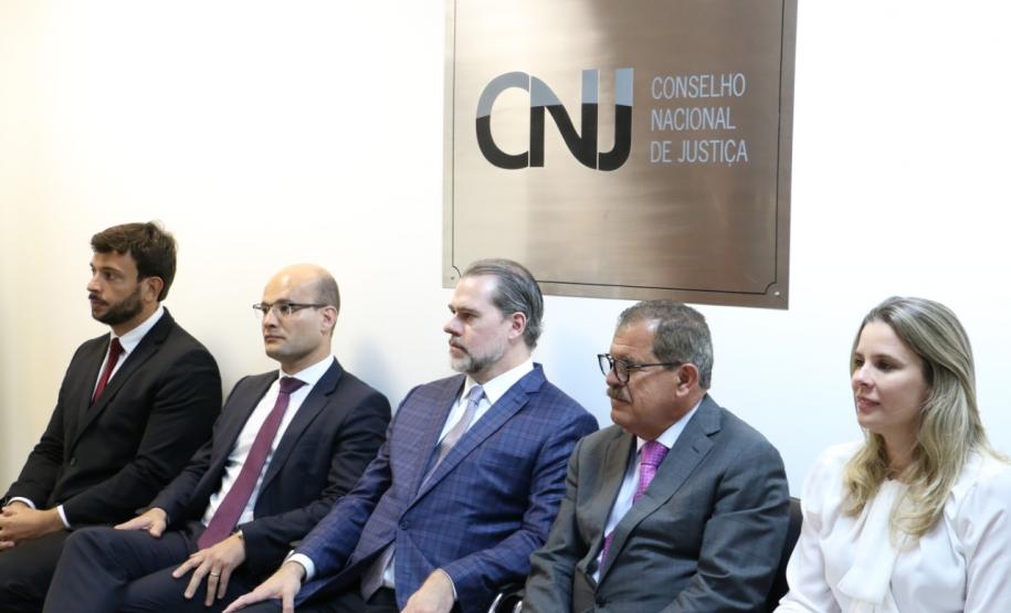 Da esquerda para direita: presidente do CONDEGE, Pedro Paulo Coelho, defensor geral do Paraná, Eduardo Abraão, presidente do STF e CNJ, ministro Dias Toffoli, ministro do STF, Humberto Martins e a defensora geral do Ceará, Mariana Lobo.