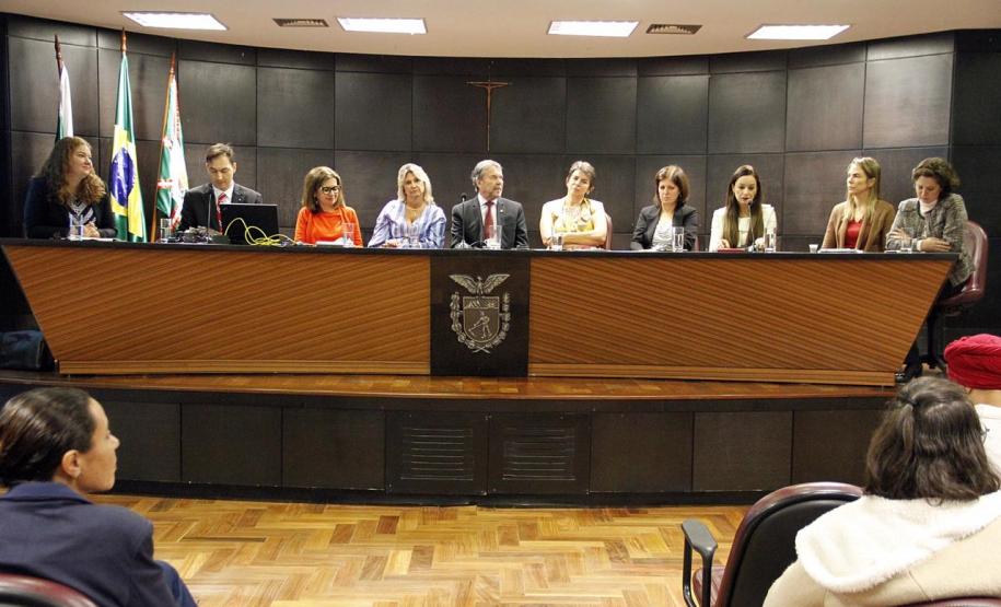 Mesa do evento sobre o combate à violência contra a mulher.