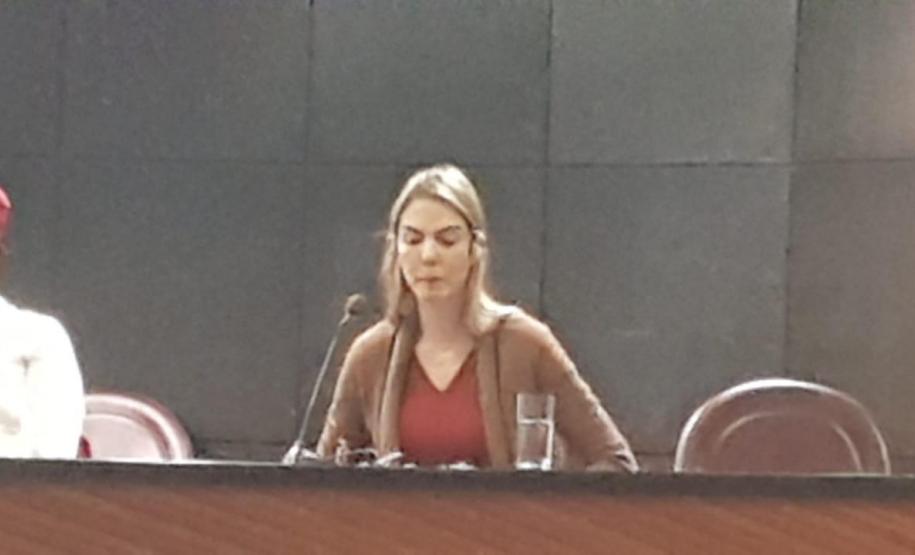 Dra. Eliana Lopes na mesa do evento.
