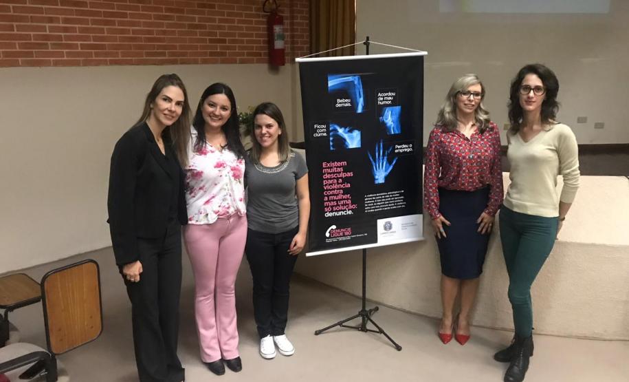 Coordenadora do NUDEM, Dra. Eliana Lopes, acompanhada de Julyane Theo Sierpinski de Souza, coordenadora da rede de proteção e Renata Schotten, da rede de proteção, Zéila Plath, secretaria municipal do desenvolvimento social, Katiuscia Zini, coordenadora da Rede de Campo Largo