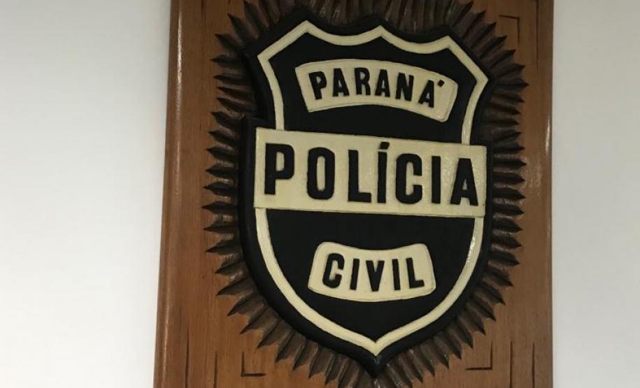 NUDEM palestra na Polícia Civil Escudo da Policia Civil colocado na parede como quadro.