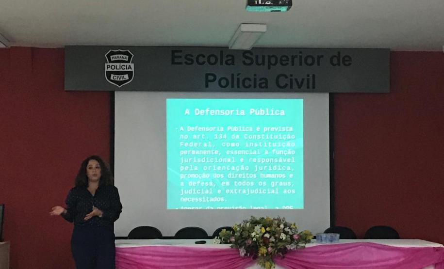 NUDEM palestra na Polícia Civil Imagem da Dra. Patrícia Mendes palestrando aos ouvintes.