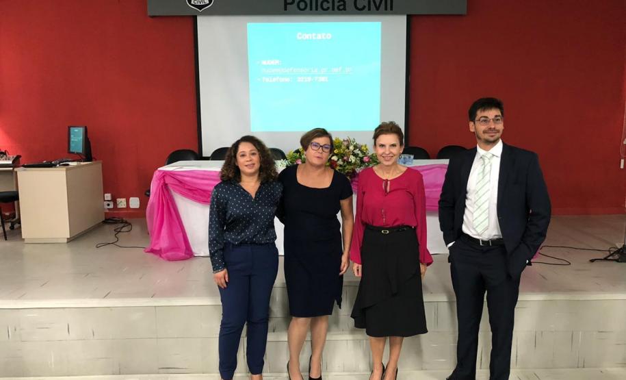 NUDEM palestra na Polícia Civil Na imagem vemos a Dra, Patrícia Mendes, o Defensor Público Carlos Augusto Silva Moreira Lima, a psicóloga Jessica Paula da Silva Mendes e a assistente social Janaíne Priscila Nunes dos Santos.